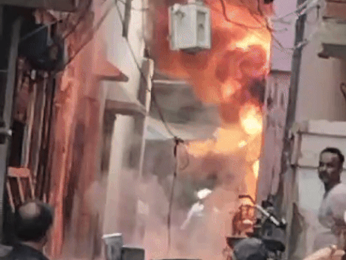 Fire breaks out in the house of an acid dealer in Varanasi, commotion ...