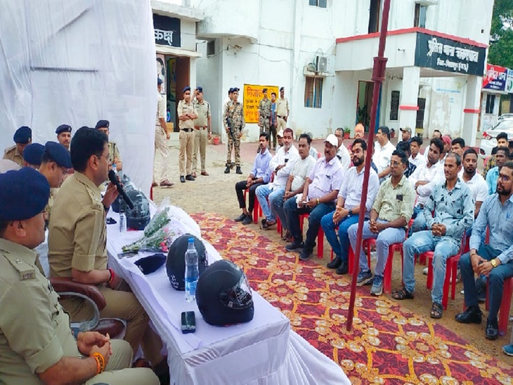 चकरभाटा थाने में एसपी रजनेश सिंह ने हेलमेट बैंक का किया उद्घाटन।