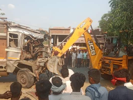 A speeding truck lost control and entered a house in Deoria | देवरिया ...