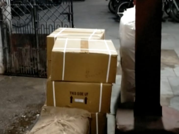 पेंट्रीकार से जब्त किया गया सामान।