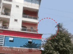 इसी इमारत में दिव्यांश कानूनगो और उसके दोस्त की करंट लगने से मौत हुई।