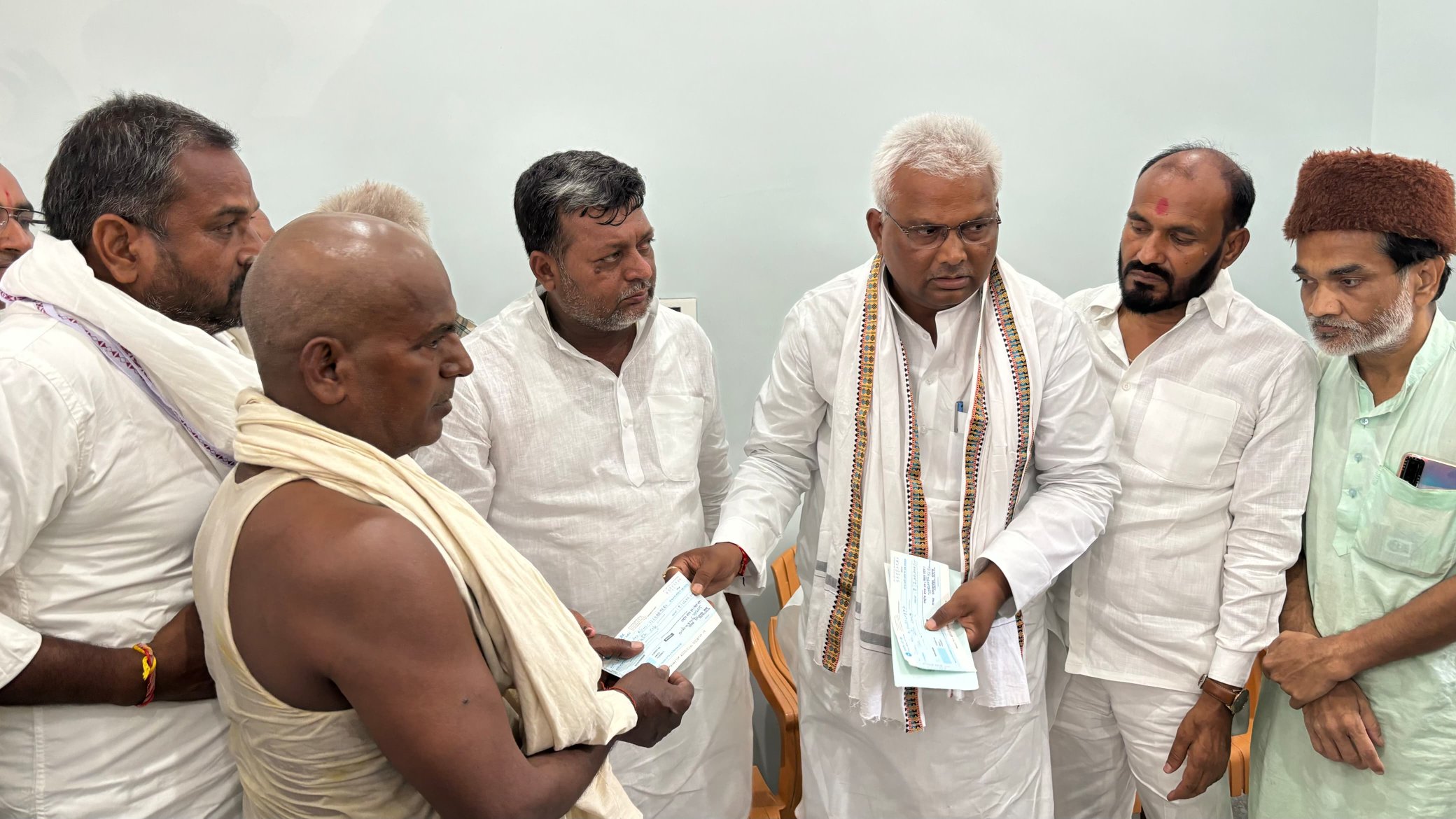 राजद ने कार्यकर्ता के परिवार को 10 लाख का चेक दिया है।