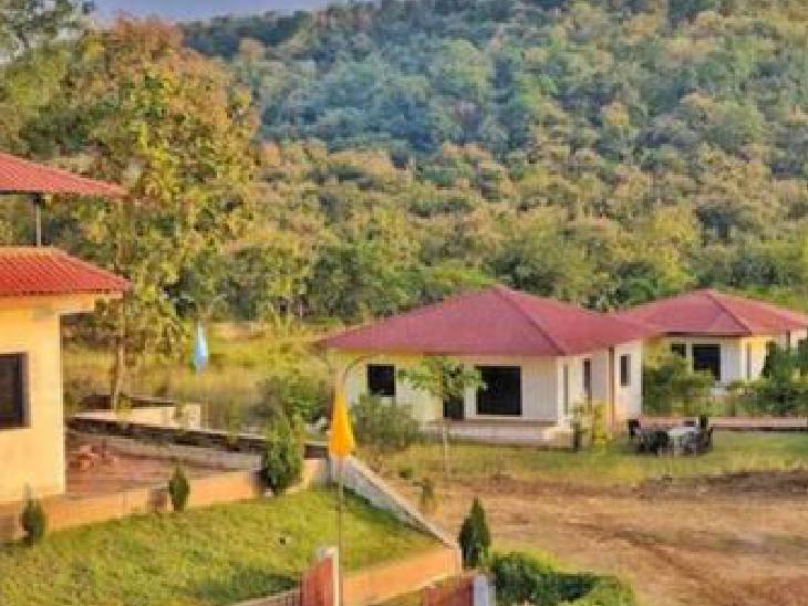 मुलताई के इसी रिसॉर्ट में रेव पार्टी पकड़ी गई। रिसॉर्ट महाराष्ट्र के वरूड निवासी व्यापारी का है।