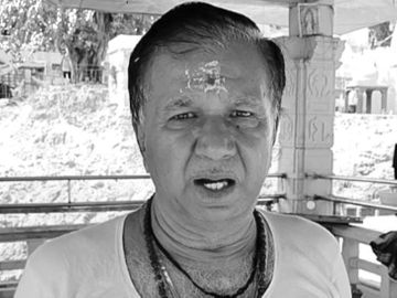 महाकालेश्वर मंदिर पुरोहित समिति के अध्यक्ष अशोक शर्मा 63 वर्ष के थे।