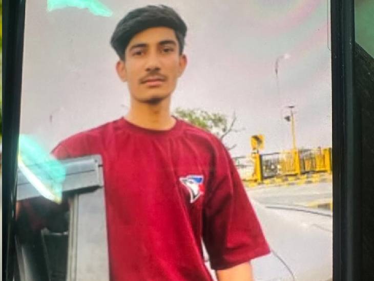 अस्पताल में इलाज के दौरान घायल मनन ने जानकारी दी है कि रात को तीन से चार बार बिजली गुल हुई थी। रात 12 से 1 बजे के बीच घटना है। हाईटेंशन लाइन बालकनी से चार फीट दूर ही है। कोशिश करते हैं तो हाथ पहुंच सकता है। रात में दिव्यांश इसी लाइन के तार से चिपका, उसकाे बचाने के लिए नीरज भी चिपक गया। दोनों चिल्ला रहे थे। मैं बालकनी में आया और बचाने की कोशिश की तो मुझे भी झटका लगा लेकिन अर्थिंग मिलने से मैं दूर फिंका गया। जब होश आया तो पुलिस को सूचना दी। दोनों घटनास्थल पर दम तोड़ चुके थे।