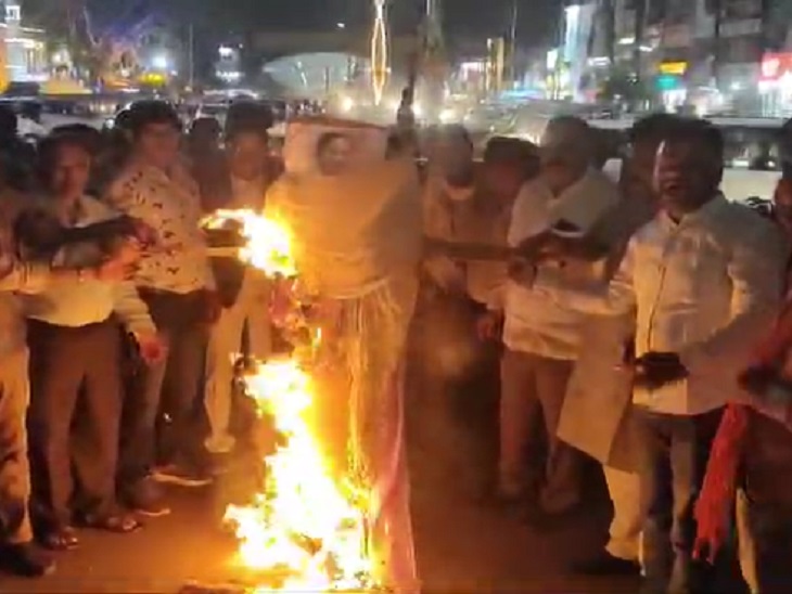 ममता बनर्जी का पुतला जलाते भाजपायी - Dainik Bhaskar