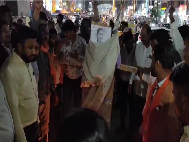 ममता बनर्जी का पुतला लेकर भाजपाइयों ने की जमकर नारेबाजी