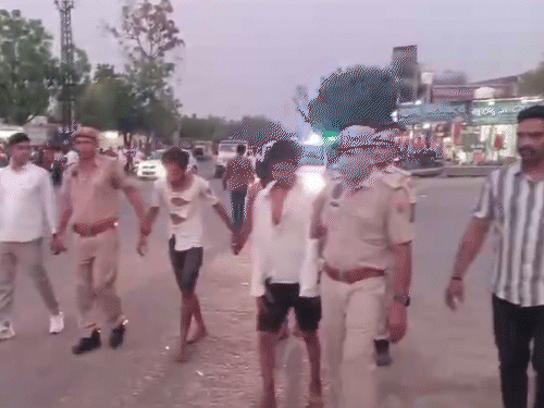 बिंदायका थाना पुलिस ने चार बदमाशों का पैदल जुलूस निकाला। - Dainik Bhaskar