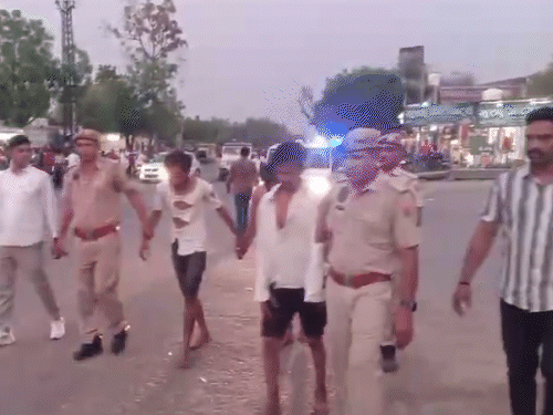 चारों बदमाश लड़खड़ाकर कर सड़क पर चलते रहे।