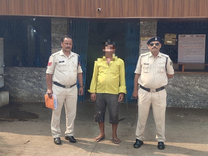 पुलिस की गिरफ्त में आरोपी पिता - Dainik Bhaskar