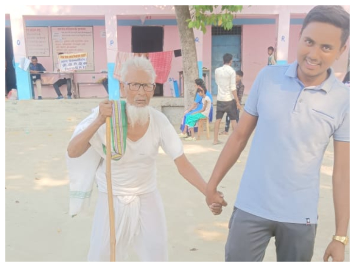 बूथ संख्या 193 पर अपने दादा को हाथ पकड़ के वोट दिलवाने ले जाता पोता।