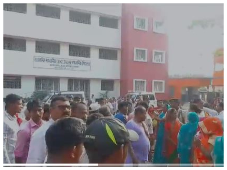 EVM खराब होने के बाद जुटे लोग।