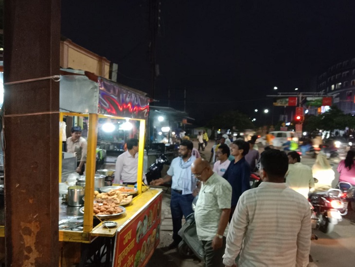 सूर्या मॉल के पास कार्रवाई करती निगम की टीम - Dainik Bhaskar
