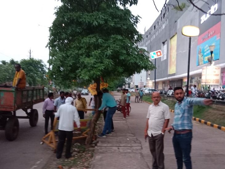 वार्ड पार्षद मुकेश गुप्ता खुद कार्रवाई के दौरान रहे मौजूद