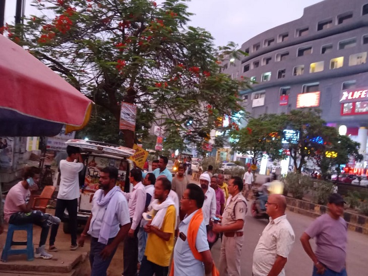 कार्रवाई करती निगम की टीम