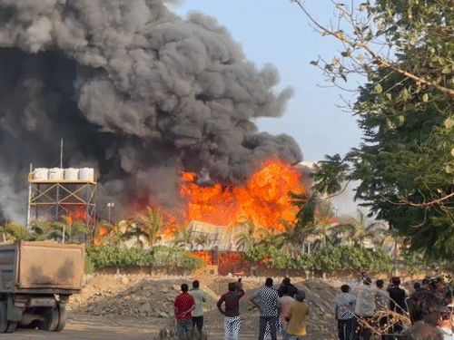 गुजरात में राजकोट शहर के कालावड रोड पर स्थित टीआरपी गेम जोन में शनिवार शाम 4.30 बजे आग लगी थी। - Dainik Bhaskar