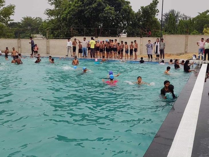 सूरजपुर में स्विमिंग पूल में पहुंचे लोग।