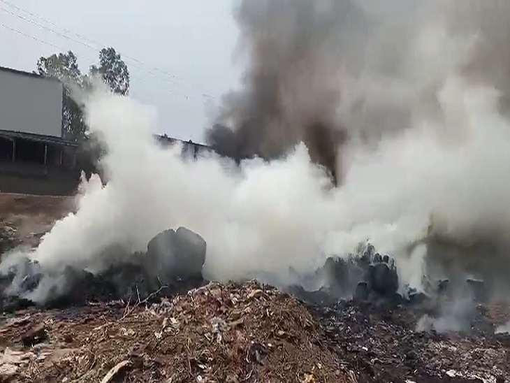 फैक्ट्री के कचरे में लगी आग।