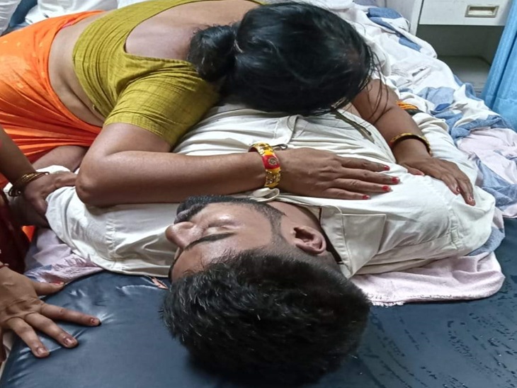 बेटे की मौत के बाद सीने से लिपट कर रोती मां।