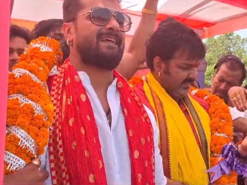 Crowd broke chairs in Pawan Singh's rally | पवन सिंह की सभा में भीड़ ने  तोड़ी कुर्सियां: काराकाट में चुनाव प्रचार के लिए खेसारी को बुलाया था;  बोले-दो बिहारी सब ...