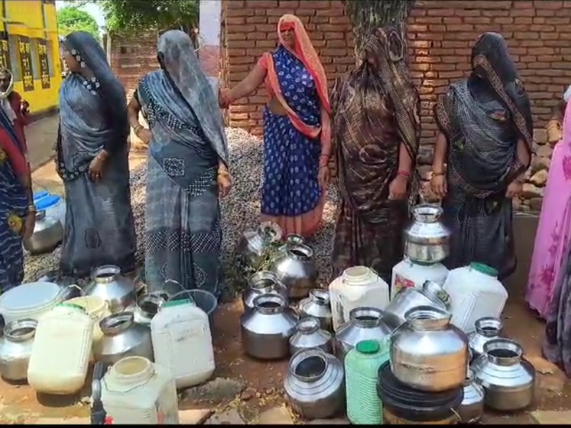 Water crisis looms in the rural areas of the district | जिले के ग्रामीण इलाकों में छाया जल संकट: नल-जल योजना का नहीं मिल रहा लाभ, भीषण गर्मी में पानी तलाश रही
