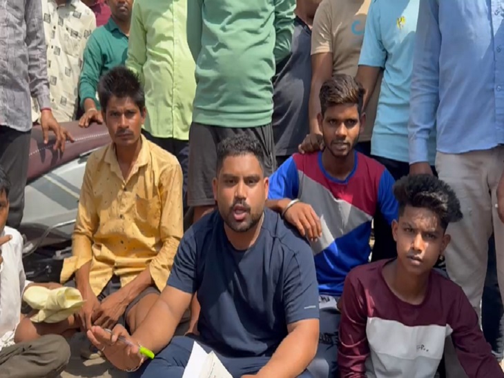 चक्काजाम करते ग्रामीण - Dainik Bhaskar