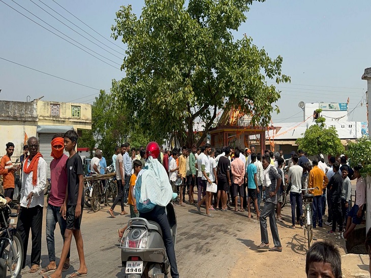 दुर्गटना स्थल पर लगी लोगों की भीड़