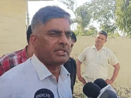 मामले के बारे में जानकारी देते हुए कैथल ACB के इंचार्ज महेंद्र।