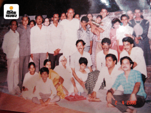 यह राधेश्याम की मां के साथ की तस्वीर है। उनका कहना है कि वो भले ही गरीबी में पैदा हुए, लेकिन करोड़ों रुपए दान करके ही इस दुनिया से जाएंगे।