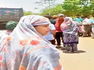 भदभदा बस्ती मिट्टी डालने पहुंचे  डंपर को रहवासियों ने लौटाया। - Dainik Bhaskar