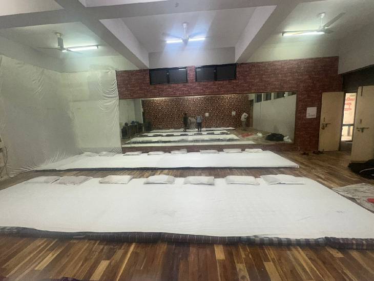 नोएडा के सेक्टर-21ए स्थित नोएडा स्टेडियम में बनाया गया रैन बसेरा।