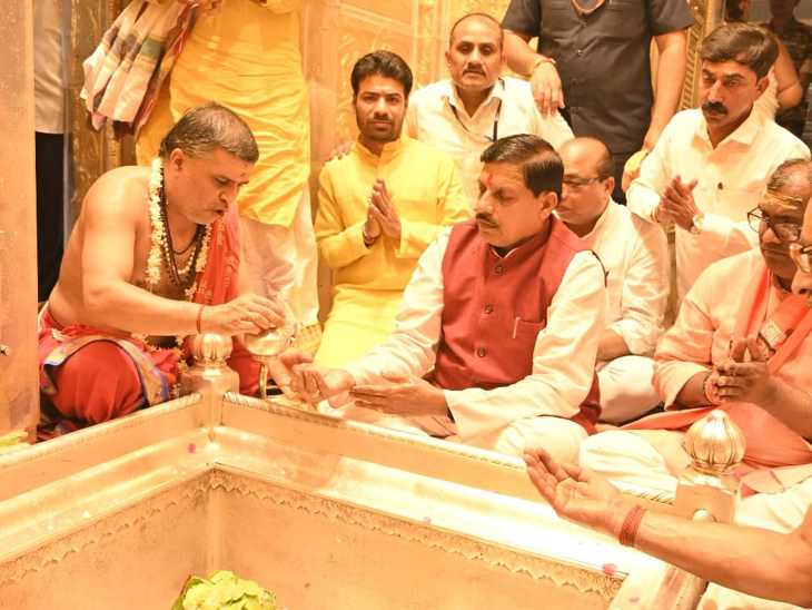 वाराणासी के काशी विश्वनाथ मंदिर में पूजा अर्चना करते सीएम डॉ. मोहन यादव।