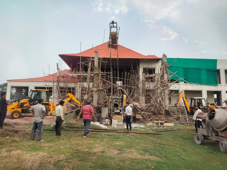 जेसीबी से गिरे हुए मलबे को हटाते हुए