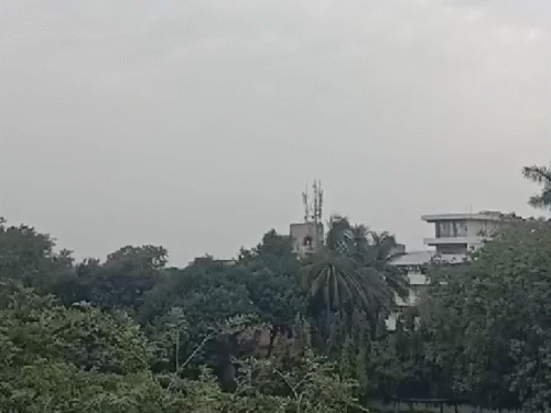 बुधवार से प्रदेश के ज्यादातर जिलों में शाम 7 बजे के बाद भी गर्म हवाएं चल रही हैं। हालांकि आसमान में कुछ जगहों पर बादल भी छाए हुए हैं।