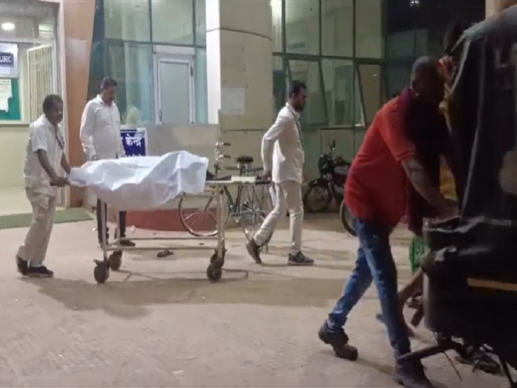 शव को मरचुरी ले जाते हुए - Dainik Bhaskar