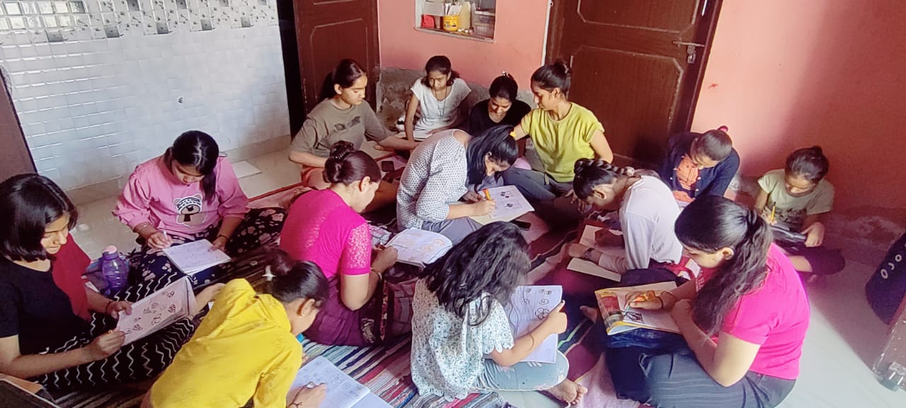 Children are learning art and craft, dance, parlor and mehndi in summer ...