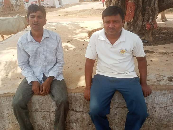 घटना के बाद पेड़ के नीचे बैठे पीड़ित चाचा भतीजे। - Dainik Bhaskar