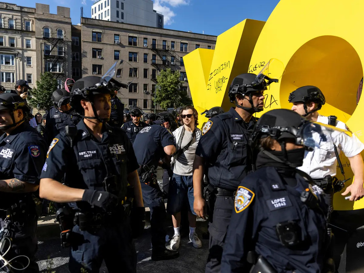 फिर प्रदर्शनकारियों ने वहां लगे स्ट्रक्चर पर इजराइल विरोधी नारे लिखे।