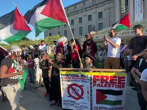 प्रदर्शनकारियों की पुलिस के साथ झड़प हो गई।