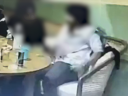 ये तस्वीर एक पब के CCTV फुटेज की है। हादसे से पहले नाबालिग ने अपने दोस्तों के साथ शराब पी और कार लेकर निकल गया था।
