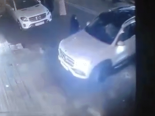 मामले में एक CCTV फुटेज सामने आया है। इसमें साफ देखा जा सकता है कि रवीना की गाड़ी से बुजुर्ग महिला को कोई चोट नहीं लगी।