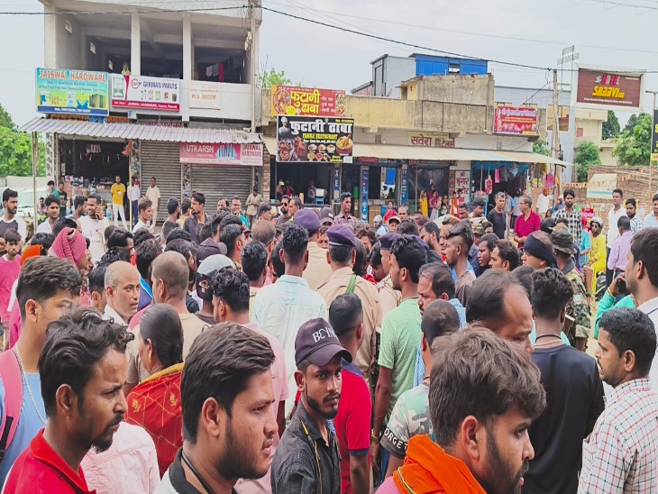 Road accident in Ranchi's Ratu; one dead | रांची में सड़क हादसे में युवक की मौत...लोगों का हंगामा: असंतुलित होकर बाइक सवार गिरा, पीछे से आ रही बस ने रौंदा - Ranchi
