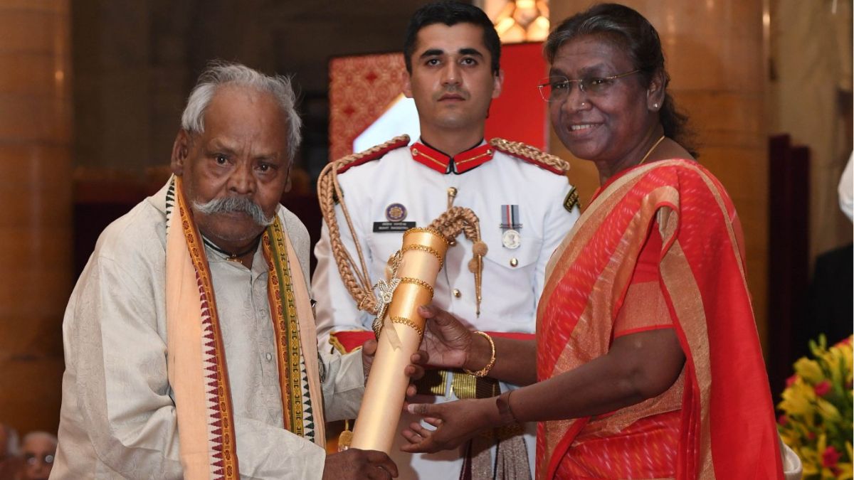 2023 में राष्ट्रपति द्रौपदी मुर्मू से पद्मश्री सम्मान लेते हुए मगुनी चरण कुआंर।