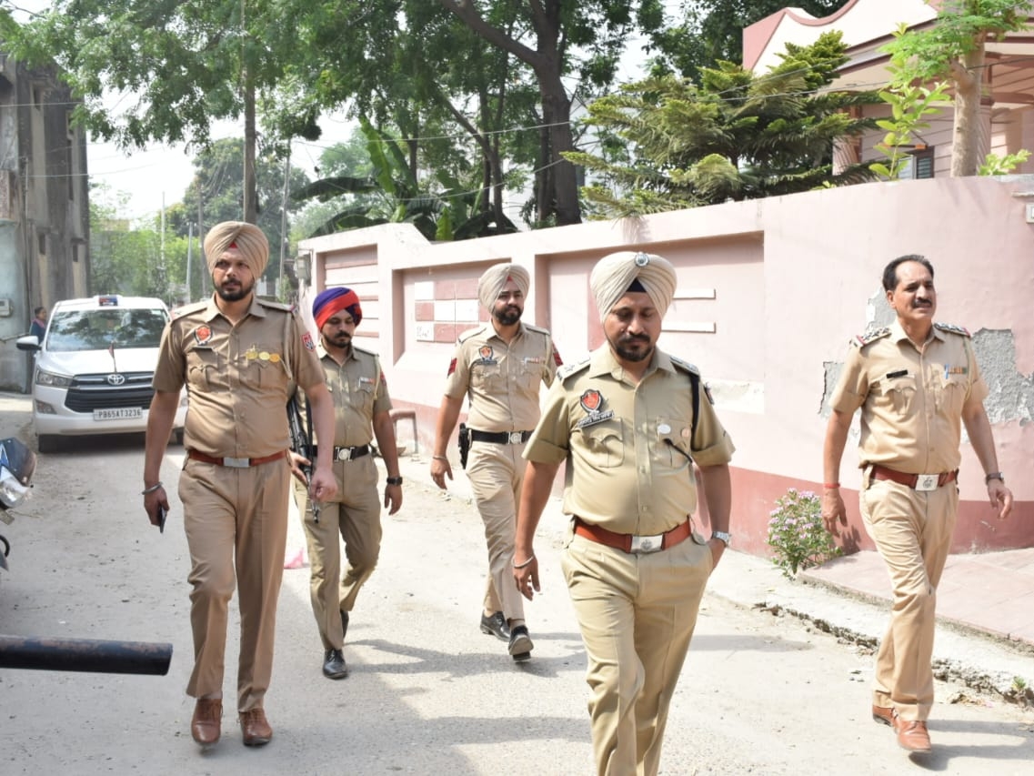 सुरक्षा व्यवस्था का निरीक्षण करते पुलिस अधिकारी।