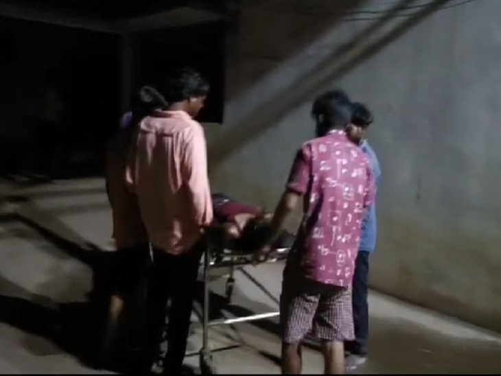 देर रात शव को मरचुरी पहुंचाया गया। - Dainik Bhaskar