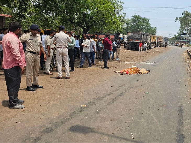 सड़क पर पड़ा महिला का शव - Dainik Bhaskar