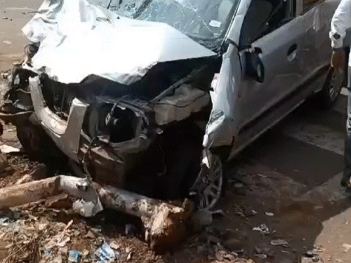 तेज रफ्तार कार की टक्कर से सड़क किनारे लगा पोल भी उखड़ गया।