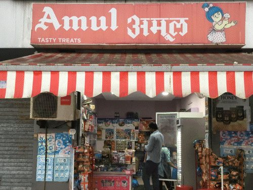 Varanasi Amul milk is costlier by Rs 2, People said that the price of milk  should not increase