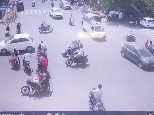 इस हादसे में कार ड्राइवर और बाइक सवार दो लोगों समेत 3 लोगों की मौत हुई। - Dainik Bhaskar