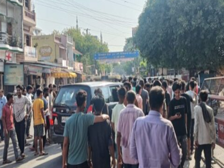 मोहल्ले अंधेरे में डूबे रहे।यही कारण है कि आम जनता को परेशान होकर बिजली विभाग का घेराव करना पड़ा।
